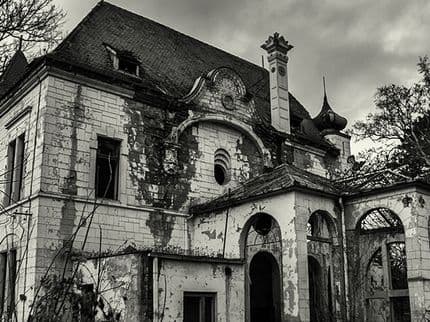 7 Creepy Haunted House Books That Will Make You Question Every Creak
